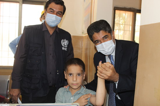 EMRO_RD_Dr_Ahmed_Al-Mandhari_observes_polio_vaccination_in_Karachi_-_NOV2021