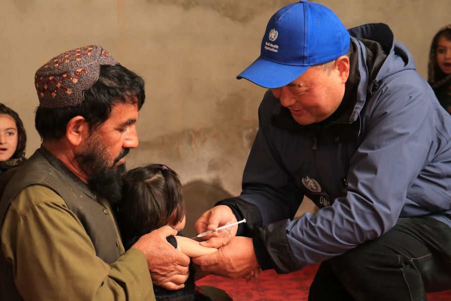 WHO_Representative_in_Afghanistan_Dr_Luo_Dapeng_vaccinating_children_against_measles_in_a_mobile_clinic_in_Baba_Wali_village_of_Kandahar_province