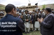 En Afghanistan, une équipe médicale mobile s'entretient avec les habitants d'un village.