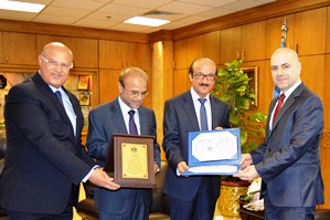 Dr Fikri receives award from the Arab Road Safety Organization