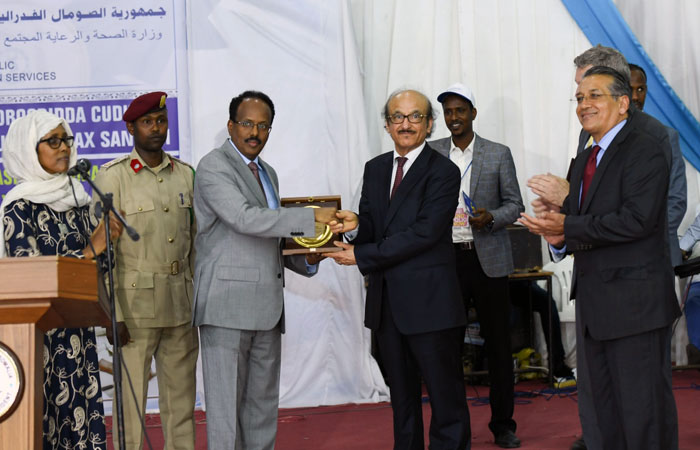 President of Somalia Mohamed Abdullahi Mohamed “Farmajo” gives an award to the WHO Regional Director Dr Mahmoud Fikri in gratitude for WHO’s continued and effective support.