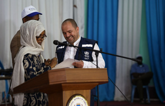 Somalia’s Minister of Health applauds WHO’s efforts and hands out awards to WHO staff