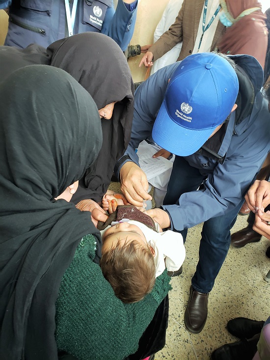 2-WHO-Rep-vaccinating-a-child-in-Wardak