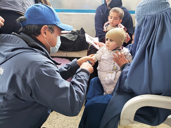 3-Dr-Luo-Dapeng-vaccinating-a-child-in-Wardak