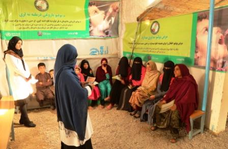 3._Polio_social_mobilizers_talk_to_women_who_have_just_arrived_from_Haripur_Pakistan_about_the_different_kinds_of_vaccinations_children_need_and_the_benefits_of_immunization