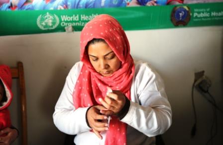4._Elina_prepares_the_inactivated_polio_vaccine_IPV_to_administer_to_Maryam_a_three-year-old_refugee_at_the_UNHCR_encashment_centre_in_east_Kabul