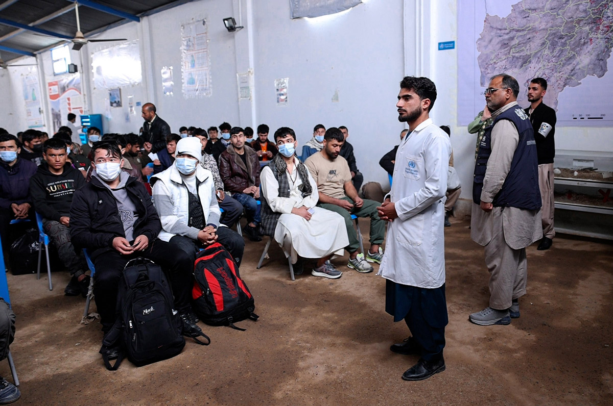 A WHO-supported Surveillance Support Team conducts health education sessions for returnees at Islam Qala border. Photo credit: WHO Afghanistan