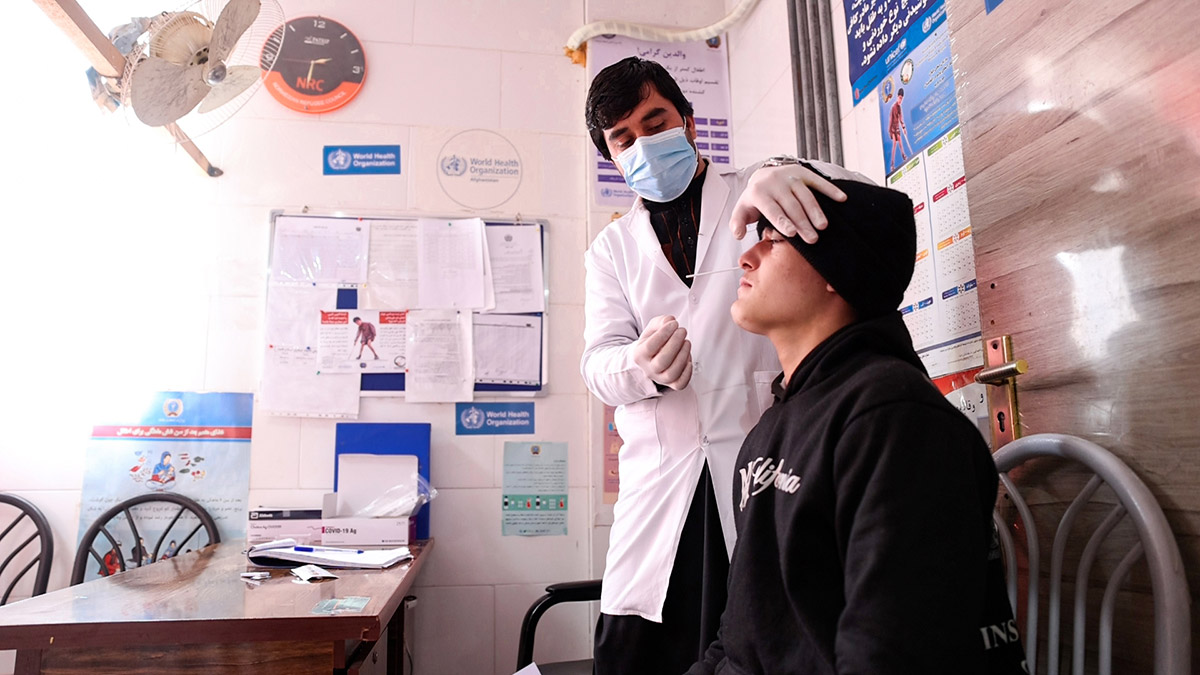 A WHO-supported Surveillance Support Team screens a returnee, ensuring early detection and swift public health response. Photo credit: WHO Afghanistan