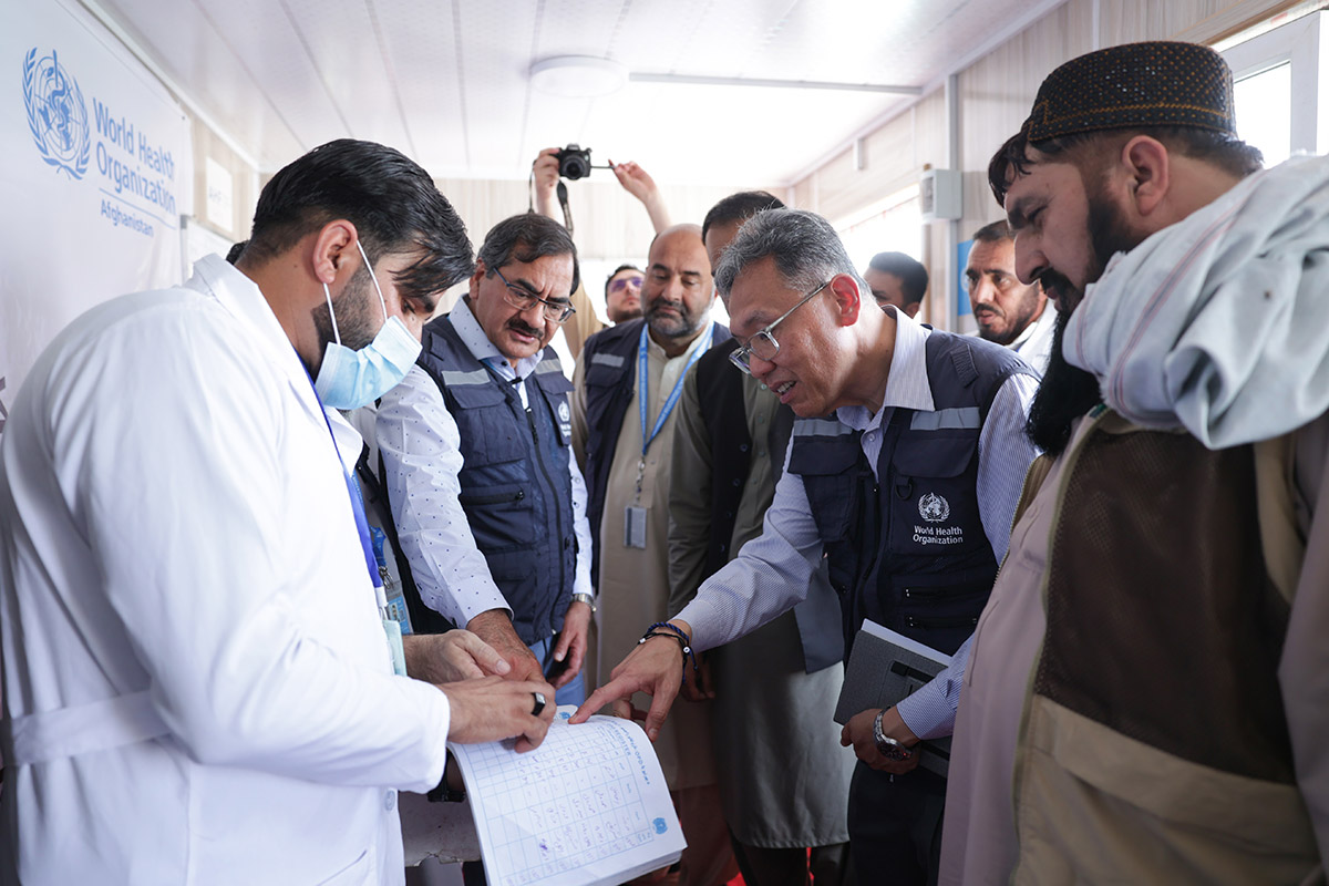 At Zero Point, Torkham border—WHO Representative Dr. Edwin Salvador and WHE Team Lead Dr. Jamshed Tanoli assess ongoing health response efforts for returnees. Photo credit: WHO Afghanistan
