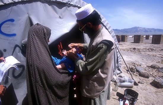 Dr-Ghafoori-administering-polio-vaccine2