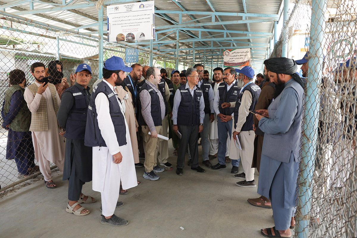 WHO Representative Dr Edwin Ceniza Salvador and WHE Team Lead Dr Jamshed Tanoli visit Omari Camp at the Torkham border to assess health response efforts for returnees. Photo credit: WHO Afghanistan