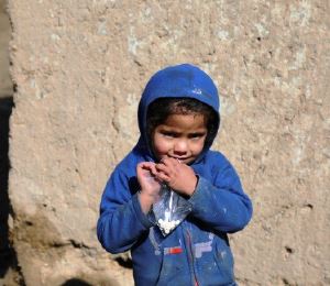 A boy received medicines to treat his respiratory infection at a WHO-supported mobile clinic in a Kabul IDP camp