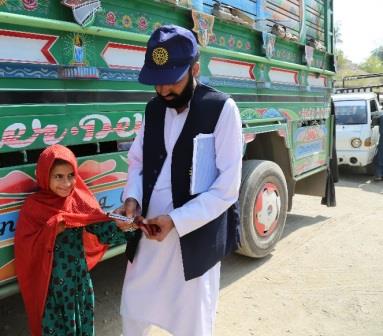 Abdullah Khalid marks a child’s finger with indelible ink at the Torkham border between Afghanistan and Pakistan in September 2017. Photo: WHO/S.Ramo