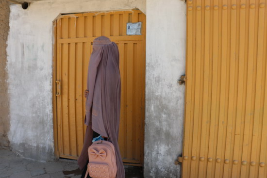 Dr Farima prepares to head out for the day to educate communities on polio and COVID-19. ©WHO/Afghanistan 