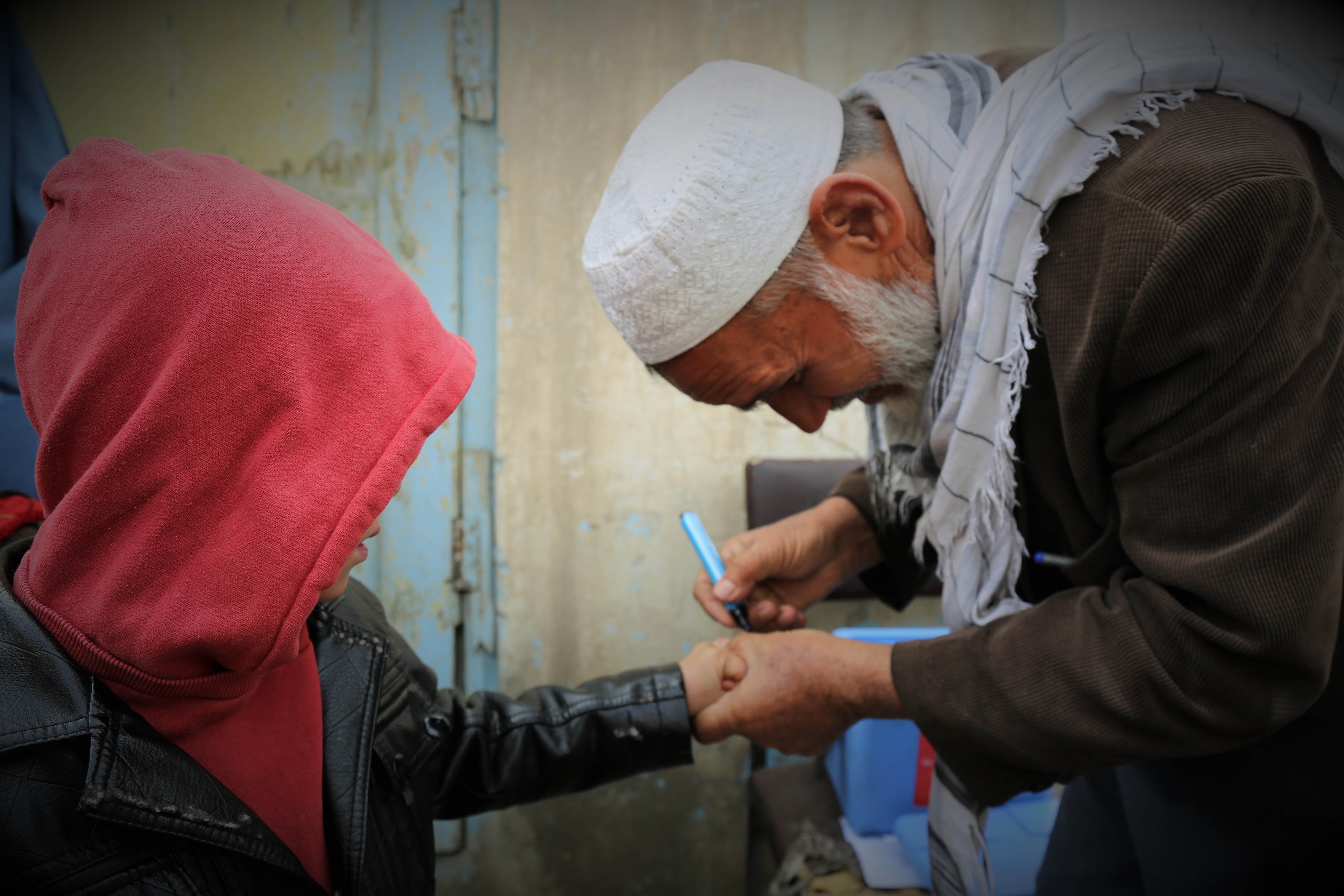 Bakshandi_clinic_guard_vaccinates_children_voluntarily_during_campaigns_4._Kabul_13.2.2018._PhotoTH