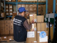 Delivering_emergency_trauma_kit_to_Kunduz