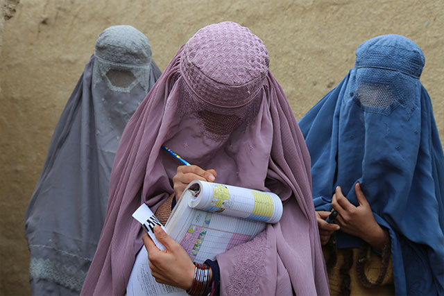 The team marks the number of vaccinated children on a tally sheet and register book after each visit. At the end of the day, the team calculates how many children were reached.