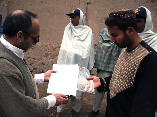 From September 2012 onwards, WHO and its partners will establish district polio management teams in Trin Kot, Dehrawood and Shaeed Hassas districts, thus reinforcing district level service delivery.