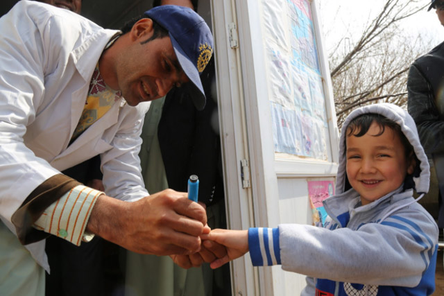 In addition to the house-to house teams, mobile and transit teams worked across the country to reach any children on the move. At the border crossings, travellers were stopped and their children vaccinated. In these points, all children under years old 10 are vaccinated. 6-year-old Mohammed Hussain Farhang was returning from a holiday with his family from Iran. At Islam Qala border crossing vaccinator Bashir Ahmad gave him two drops of polio vaccine. He found fingermarking funny and couldn’t stop giggling.