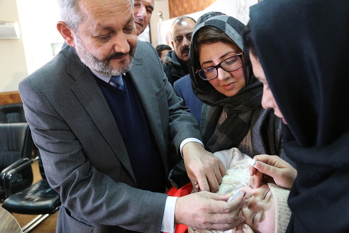 Min_Feroz_vaccinating_first_child