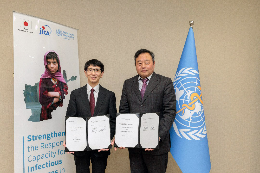 Dr Luo Dapeng, WHO Representative in Afghanistan, and Mr Kiyoshi Amada, Chief Representative of JICA, during the signing ceremony for a US $6.9 million joint project