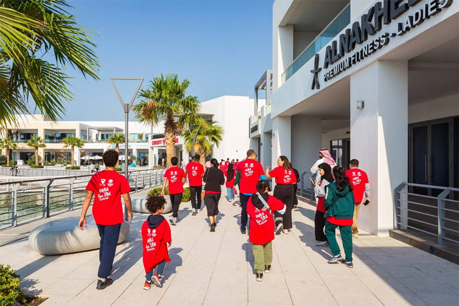 Participants of all ages and abilities taking part in the 800-metre walk around Sa’ada Seafront, Muharraq. Photo credit: WHO/WHO Bahrain 