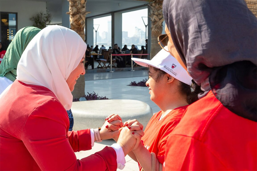 Dr Tasnim Atatrah, WHO Representative in Bahrain, and H.E. Dr Samya Bahram, Assistant Undersecretary for Public Health, welcome Walk the Talk participants. Photo credit: WHO/WHO Bahrain