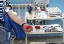 رجل يتبرع بالدم