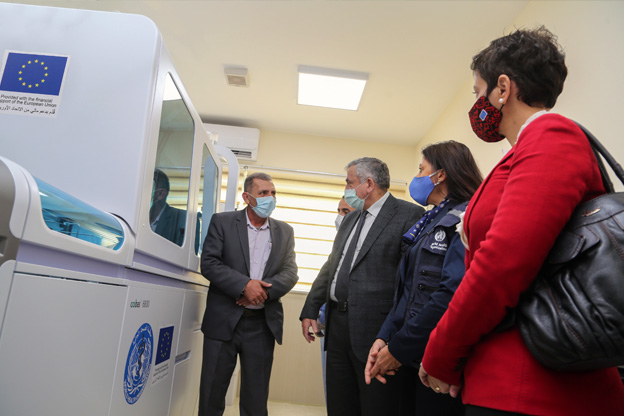 وفي الأردن، قَدَّمت منظمة الصحة العالمية، بتمويل من مشروع الطوارئ الصحية التابع للصندوق الاستئماني للاتحاد الأوروبي، إلى وزارة الصحة نظامًا مُؤتمتًا بالكامل من طراز كوباس 6800 يمكنه إجراء حوالي 1300 اختبار تفاعل البوليميراز المتسلسل لفيروس كوفيد-19 في 24 ساعة؛ مما يعزز قدرة المختبرات المركزية على إجراء الاختبارات.