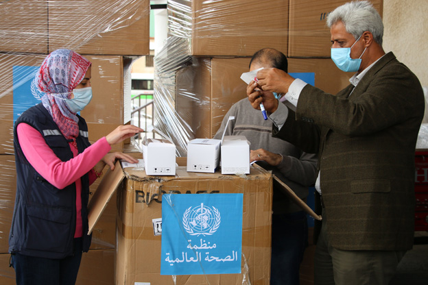 قَدَّمت منظمة الصحة العالمية إلى السلطات الصحية المحلية في قطاع غزة 000 50 مسحة لجمع عينات فيروس كوفيد-19، و1000 اختبار سريع. ويأتي تقديم هذا الدعم في وقت حرج تنخفض فيه إمدادات الاختبار بسبب استمرار انتشار الفيروس