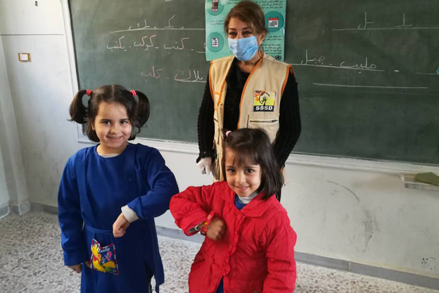 وفي العراق، وبدعم من منظمة الصحة العالمية وألمانيا، أجريت حملة للتوعية بالوقاية من فيروس كوفيد-19 حول أهمية ارتداء القناع ونظافة الأيدي والتباعد الاجتماعي.