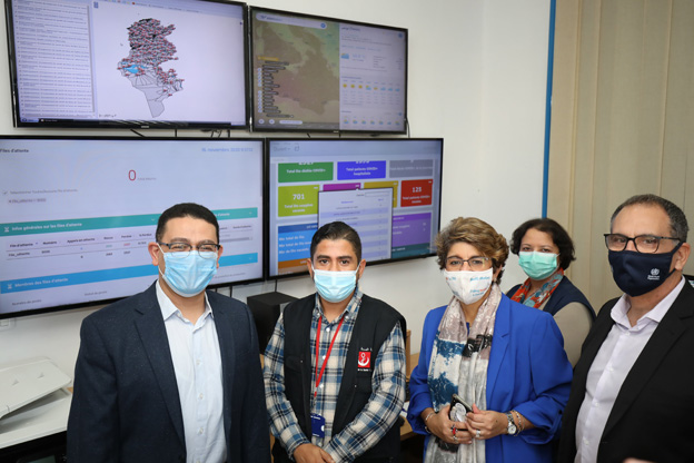 وفي تونس، تواصل منظمة الصحة العالمية دعم وزارة الصحة فنيًا وماليًا من أجل تحسين قدرات المختبرات والكشف عن حالات كوفيد-19 في الوقت المناسب