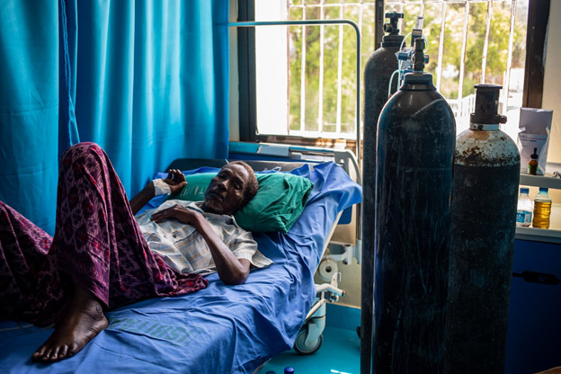 في الصومال، جهّزت منظمة الصحة العالمية المرافق الصحية بالأوكسجين الطبي والإمدادات الأخرى لعلاج مرضى كوفيد-19، مثل صورة هذا الرجل في أحد مراكز العزل في مقديشو.