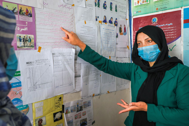 In Afghanistan Mrs Nasrin Ahmadi, a worker in the polio programme, is one of thousands of polio workers who have redirected their efforts to fighting COVID-19 by educating communities to how to protect themselves. “I chose to continue to do public health awareness during the pandemic. I wanted to help save people’s lives and continue to serve my people,” said Mrs Ahmadi.