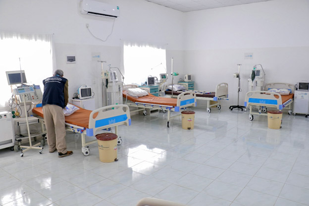 وواصلت منظمة الصحة العالمية شحن المعدات الطبية إلى اليمن حتى يعالج العاملون الصحيون مرضى كوفيد-19 هناك. وحتى منتصف أيار/مايو 2020، قدمت المنظمة 154 جهاز تنفس و 520 سريرًا للرعاية المركزة إلى 38 وحدة للعزل.