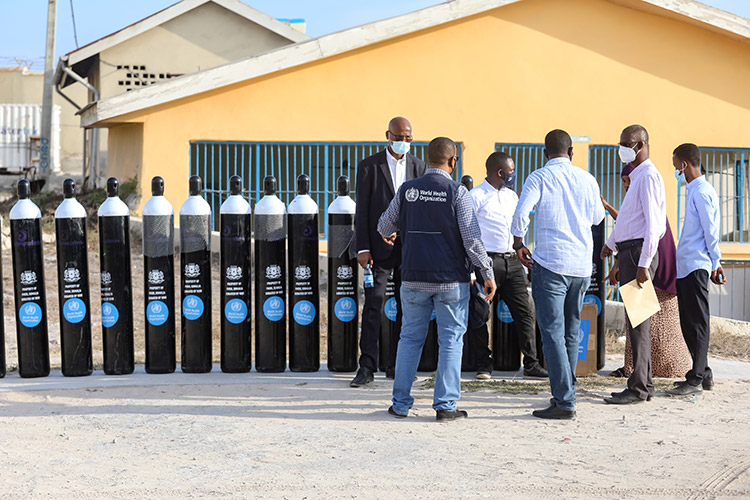 WHO donated 200 re-fillable oxygen cylinders to Somalia’s De Martino Hospital in March 2021. Since then, WHO has helped to scale up oxygen supply in the Region’s most vulnerable countries by procuring and distributing Pressure Swing Adsorption (PSA) oxygen plants and oxygen concentrators, in addition to supporting efforts to produce oxygen locally. © WHO / Ismail Taxta