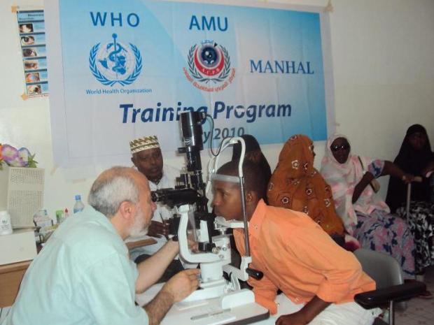 تدريب على العناية بالعينين بإحدى البرامج التدريبية بالصومال