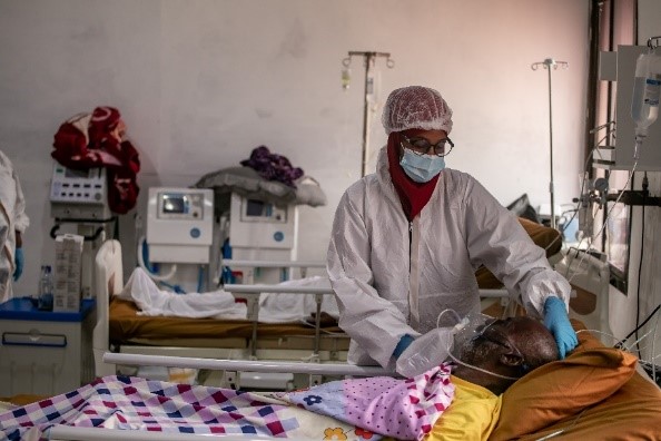 A health care worker caring for her COVID-19 patient in De Martino Hospital isolation facility, Mogadishu ©WHO Somalia