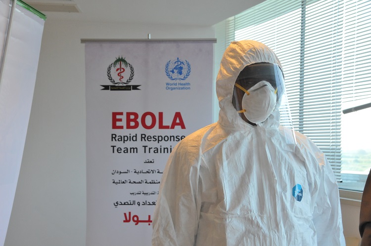 عضو في فريق الاستجابة السريعة يتلقى تدريباً على الإيبولا في السودان (الصورة: من منظمة الصحة العالمية).