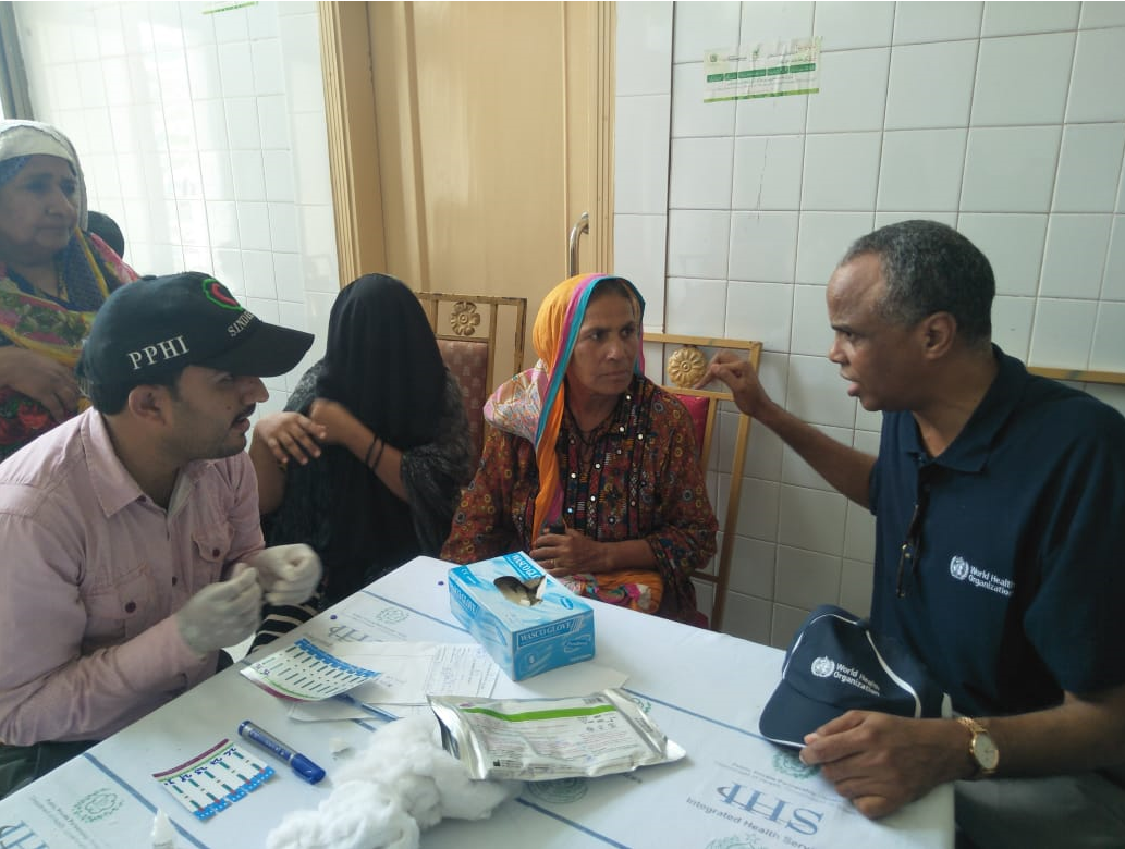 خبراء منظمة الصحة العالمية يستعرضون سجلات المرافق الطبية في باكستان (الصورة: لمنظمة الصحة العالمية)