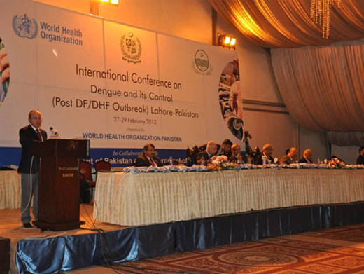 Conférence internationale sur la lutte contre la dengue au Pakistan En février 2012, le Bureau régional a soutenu le bureau de pays OMS au Pakistan et le Gouvernement du Pendjab pour l’organisation d’une conférence internationale sur la lutte contre la dengue. Cette conférence faisait suite à la flambée de dengue au Pakistan en 2011, la plus grave que le pays ait connue, à l'origine de plus de 4 500 cas suspects dont 450 cas mortels. Il s’agissait d’exposer les meilleures pratiques et les enseignements tirés en matière de lutte contre la dengue dans le pays. Plus de vingt experts de terrain du monde entier ont participé à cette conférence, qui a permis de formuler des recommandations sur la surveillance, le dépistage précoce, la prise en charge des cas, la lutte antivectorielle, les interventions liées aux comportements et les actions d’urgence visant à prévenir les flambées épidémiques de dengue.
