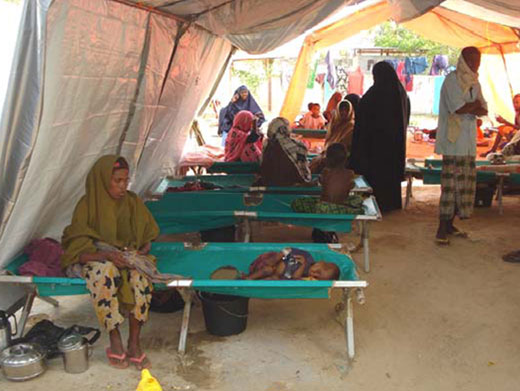 Choléra en Somalie : à la recherche d’une solution pérenne En 2011, la Somalie a connu l’une des pires épidémies de choléra de son histoire, avec plus de 65 000 cas et 2 000 décès signalés, dont la plupart concernait des enfants de moins de cinq ans. En février 2012, le Bureau régional de l’OMS, en collaboration avec les Centers for Disease Control and Prevention, l’UNICEF, l’ONUSIDA, le Siège de l’OMS et le bureau de pays OMS de Somalie, a organisé une réunion de consultation technique afin de formuler des recommandations pour trouver des solutions pérennes de lutte contre le choléra face à la situation d'urgence humanitaire aiguë qui dure depuis des décennies dans le pays.