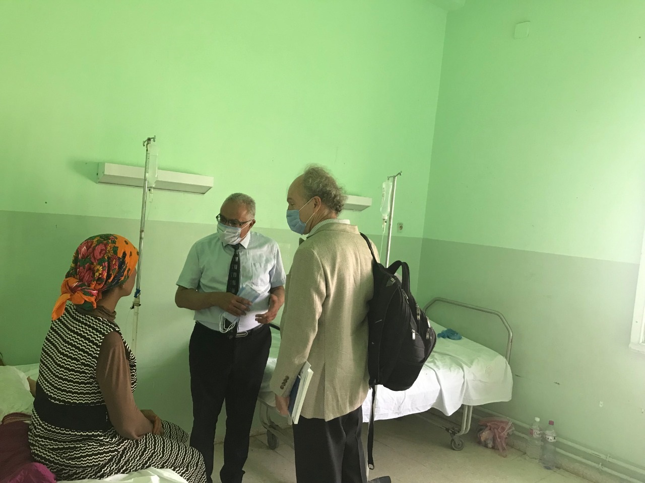 خبراء من منظمة الصحة العالمية ووزارة الصحة التونسية يتحدثون مع أم طفل مصاب بالحصبة(صورة من الدكتورة شيرين النُصيري، منظمة الصحة العالمية)