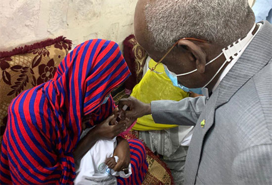 S.E le Premier Ministre de Djibouti en train de vacciner un enfant contre la poliomyélite