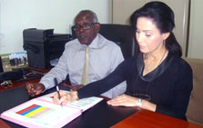 La photo illustre la signature des documents contenant la liste des médicaments par le Ministre de la Santé et le Représentant de l'OMS à Djibouti