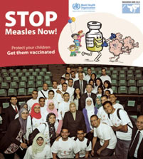 أعضاء برنامج الأمراض المتوقاة باللقاحات من منظمة الصحة العالمية وغيرها يصطفون لالتقاط صورة جماعية بمناسبة بدء أسبوع التطعيم 2013