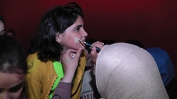 فتاة سورية شابة وجهها باللون كجزء من الفعاليات التي تنظم للأطفال