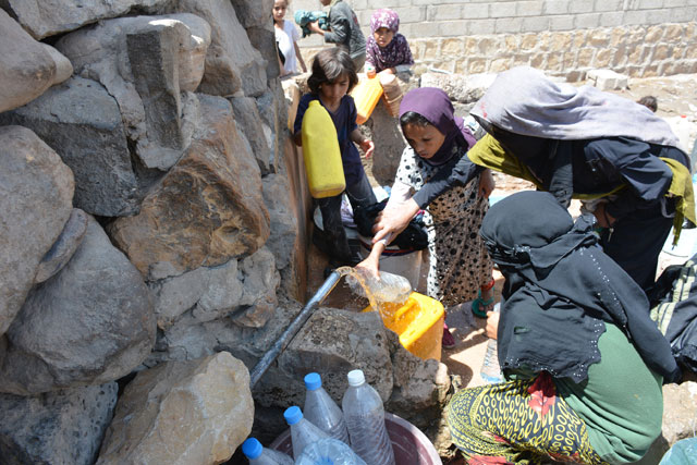 اليمن في نيسان / أبريل، بدأت حالات الاشتباه في الإصابة بالكوليرا تتزايد بسرعة في جميع أنحاء اليمن، وفي غضون أشهر، كانت البلاد تواجه أسوأ فاشية للكوليرا في العالم. وقد عملت المنظمة، بالتعاون مع الشركاء، على التصدي للفاشية بقوة من خلال تعزيز الترصد والفحوص المخبرية، ونشر فرق الاستجابة السريعة، وتوفير الأدوية، وتثقيف المجتمعات المحلية بشأن كيفية وقايةأنفسهم. وفي تشرين الأول / أكتوبر، عاد الخناق (الدفتيريا) على نحو مثير للقلق في اليمن الذي مزقته الحرب. وقدمت منظمة الصحة العالمية الأدوية للتصدي للفاشية التي تنتشر بسرعة. وفي نهاية تشرين الثاني / نوفمبر، وصلت إلى صنعاء شحنة من 1000 قارورة من المواد المضادة للسموم المنقذة للحياة و 17 طناً من الإمدادات الطبية بعد أن كانت متوقفة بسبب الحصار الذي استمر ثلاثة أسابيع وأدى إلى إغلاق الموانئ البحرية والجوية. وقبل وصول شحنة منظمة الصحة العالمية، لم تكن هناك أي إمدادات لعلاج الخناق (الدفتيريا) في البلد. المزيد من المواقع: انهيار النظام الصحي اليمني بسبب الخطر الذي يتعرض له الملايين من سوء التغذية والأمراض منظمة الصحة العالمية تستجيب لفاشية الكوليرا في اليمن منظمة الصحة العالمية تقدم 70 طناً من الأدوية والإمدادات المنقذة للحياة إلى صنعاء بذل جهود متضافرة لتعزيز الاستجابة لحالات الطوارئ في اليمن الذي مزقته الحرب فرصة جديدة لحياة الأسرة بعد تشخيص الكوليرا وعلاجها إطلاق نظام إلكتروني متكامل للإنذار المبكر بالمرض في اليمن حملة التمنيع على الصعيد الوطني تقي 5 ملايين طفل ضد شلل الأطفال في اليمن الذي مزقته الحرب