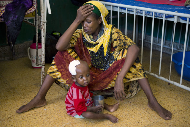 الصومال في الصومال، خلّفت ظروف الجفاف وتفاقم أزمة الغذاء ما يقرب من 350 ألف من الأطفال الجوعى والمعرضين لخطر الإصابة بأمراض مميتة. ومع تدهور الأوضاع الصحية، واجهت البلاد أسوأ فاشية للكوليرا منذ سنوات. وفي آذار / مارس 2017، أجرت منظمة الصحة العالمية والشركاء في مجال الصحة أول حملة للتلقيح الفموي ضد الكوليرا في البلد وتعتبر أكبر حملة في أفريقيا، حيث أمكن بنجاح الوصول إلى مليون شخص تراوحت أعمارهم بين سنة واحدة وما فوقها لتمنيعهم. المزيد من المواقع: الأزمة في الصومال: 5 أشياء تحتاج أن تعرفها، و5 أسباب تدعوك إلى الاهتمام منظمة الصحة العالمية ووزارة الصحة الاتحادية في الصومال تدعوان إلى تقديم دعم عاجل للتصدي لفاشية الحصبة في الصومال منظمة الصحة العالمية تقدم أدوية وإمدادات منقذة للحياة لعلاج جروح ضحايا انفجارات مقديشيو