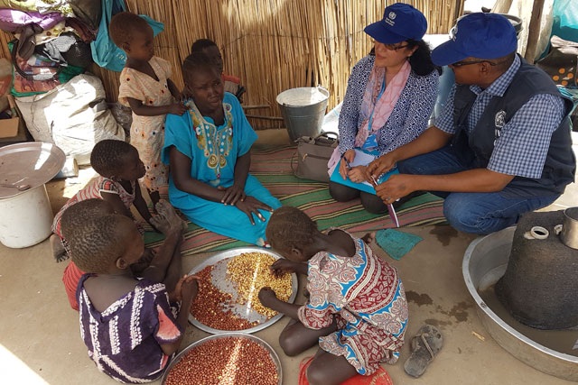 السودان وفي عام 2017، وصلت أعداد متزايدة من الرجال والنساء والأطفال من جنوب السودان الذين فروا من النزاع وانعدام الأمن الغذائي إلى السودان، مما أدى إلى إرهاق الخدمات الأساسية، بما فيها الخدمات الصحية. ودعمت منظمة الصحة العالمية السلطات والشركاء الصحيين الوطنيين من أجل الاستجابة للاحتياجات الصحية للاجئين وضمان حمايتهم من الأمراض التي تهدد الحياة. وشمل ذلك تعزيز نظم مراقبة الأمراض في المخيمات، وإطلاق حملات التلقيح، ودفع حوافز الموظفين الصحيين، وتوفير الأدوية والإمدادات الطبية. المزيد من المواقع: حلقة عمل لتنمية قدرات مديري المستشفيات في السودان نحو القضاء على الحالات المرضية: خبراء من بنغلاديش يشاركون المعرفة المكتسبة من عقود حول الإسهال المائي الحاد مع مستجيبين سودانيين
